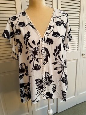 White House Black Market Black and White Floral V-Neck Blouse size Large NWT
